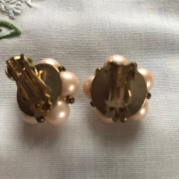 Vintage Lisner flower Clip Earrings Soft peach pearls Rhinestones - Picture 3 of 7